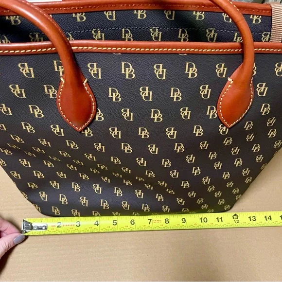Beautiful Dooney and Bourke large purse with registration card. - Picture 7 of 16